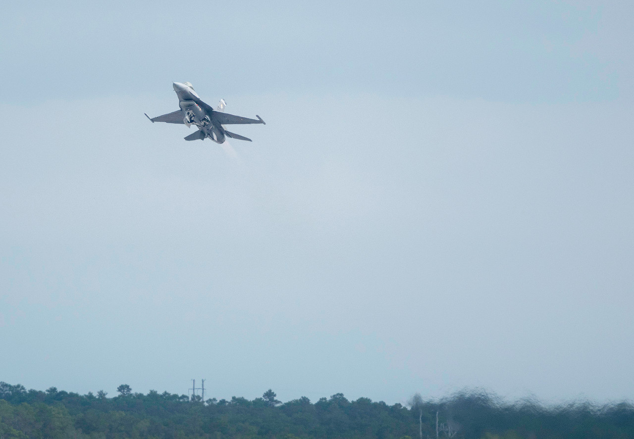 실전 F-16을 AI에게 맡겼다…DARPA, 시험기 아닌 '진짜 전투기'로 자율비행 성공