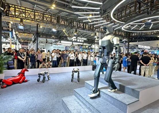 격투하고 공중제비 도는 산업용 휴머노이드…딥로보틱스, WAIC 2026서 '체화형 로봇' 라인업 공개
