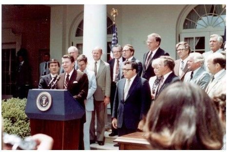 President Reagan signed a government-wide SBIR Program into law in 1982.출처: Courtesy of the White House